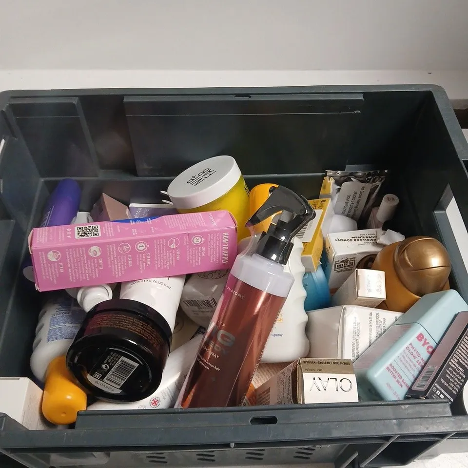 TOTE OF APPROXIMATELY 15 ASSORTED BEAUTY PRODUCTS INCLUDING OGX APPLE CIDER VINEGAR SHAMPOO, ELIZABETH ARDEN REFINING MOISTURE CREAM COMPLEX AND OLAY SERUMS COLLAGEN PEPTIDE