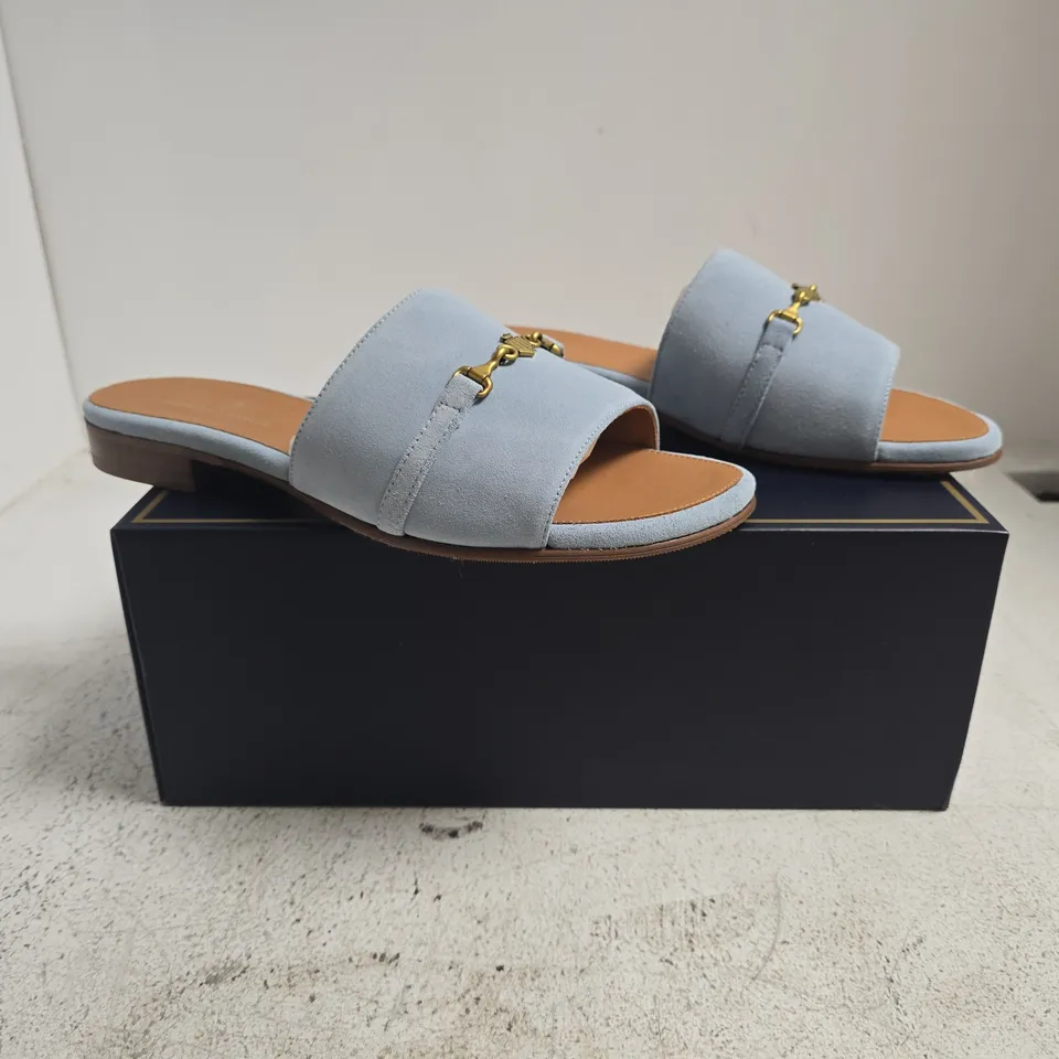 BOXED PAIR OF FAIRFAX & FAVOR WOMENS HEACHAM SANDALS IN SKY BLUE SUEDE SIZE UK 8