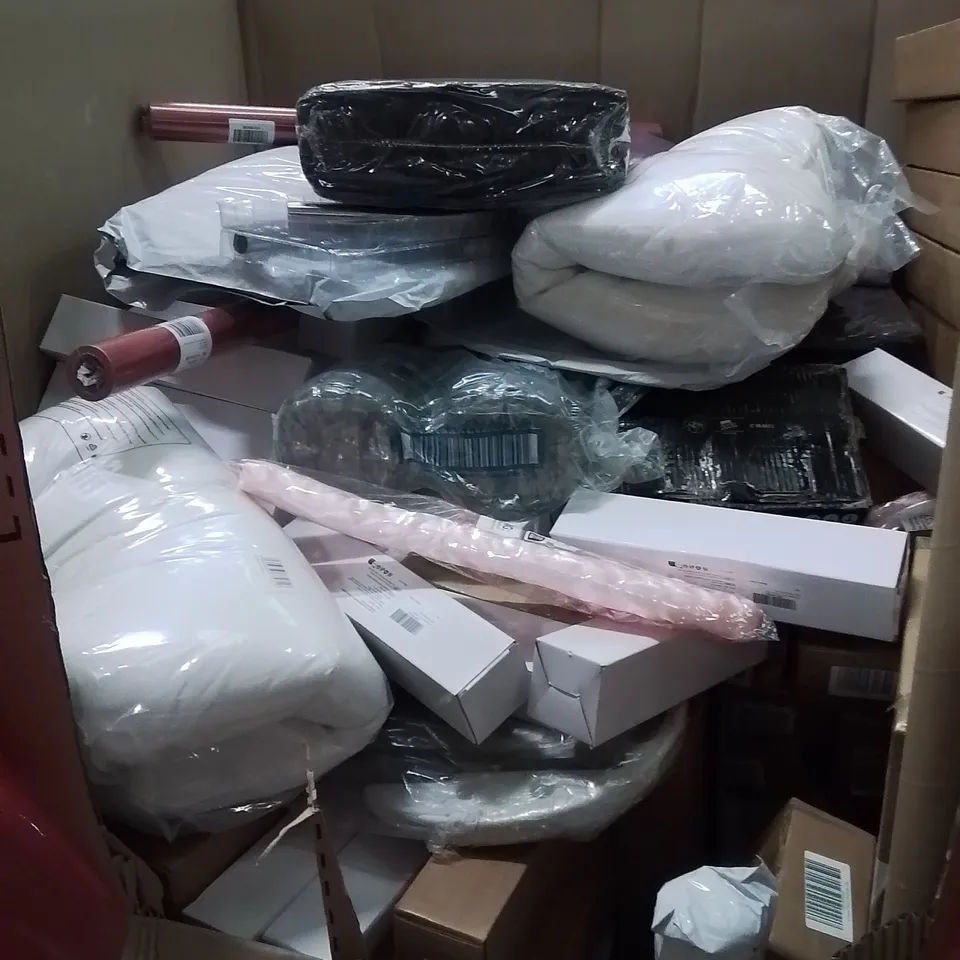 PALLET OF ASSORTED HOUSEHOLD GOODS AND PRODUCTS TO INCLUDE; KIDS SCOOTERS, SNOW SLEDS, OUTDOOR RUG ETC