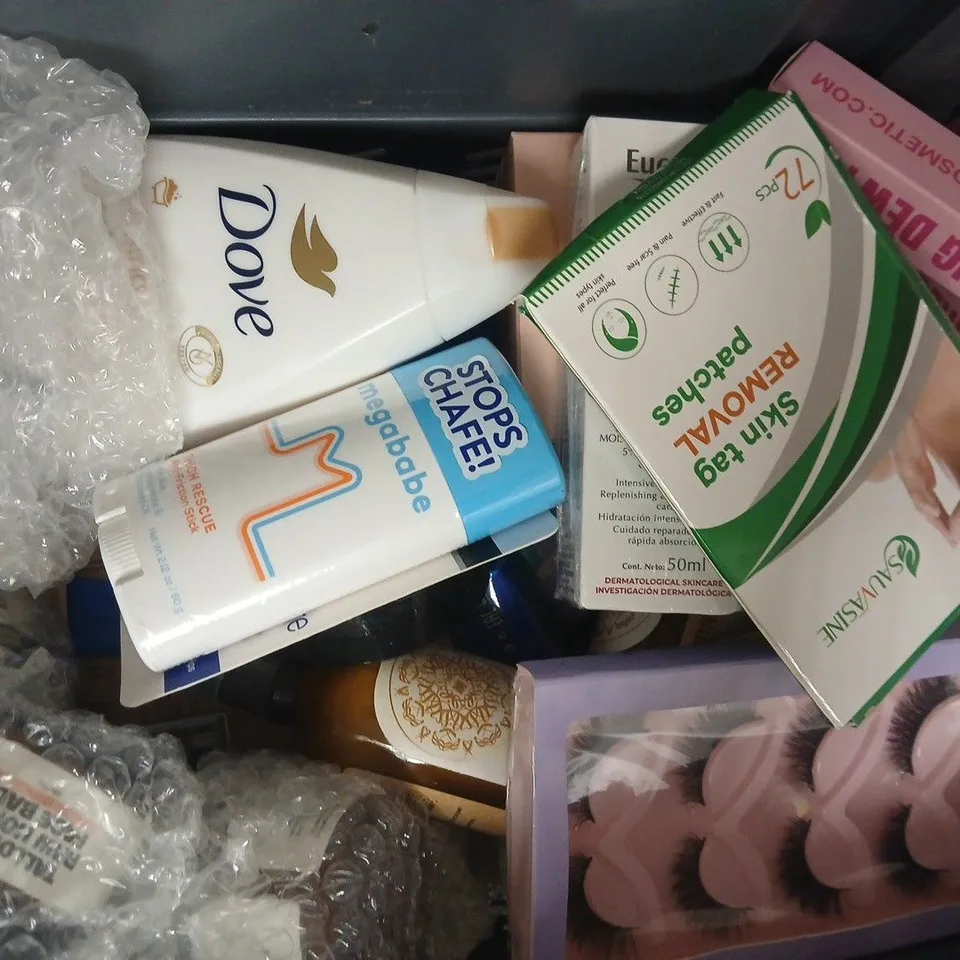APPROXIMATELY 18 ASSORTED COSMETIC ITEMS INCLUDING VARIOUS MAKES AND BRANDS - COLLECTION ONLY