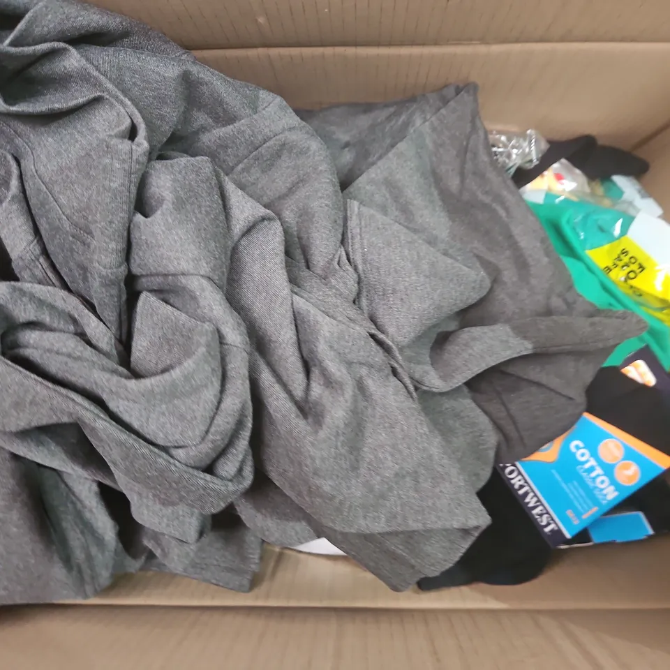 APPROXIMATELY 15 ASSORTED WORKWEAR CLOTHING ITEMS IN VARIOUS SIZES TO INCLUDE PORTWEST COTTON CLASSIC SOCKS, BAG BASE RUCKSACK, SHOWA GLOVES, ETC
