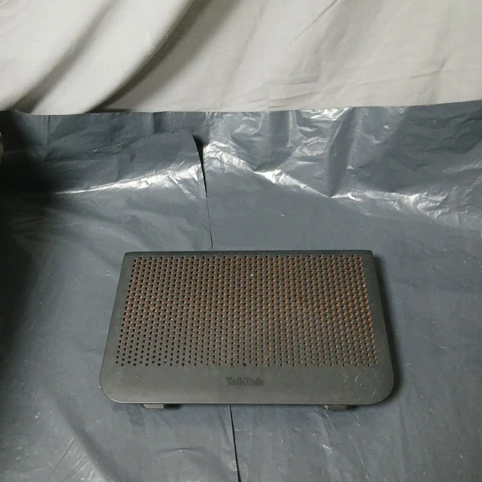 APPROXIMATELY 10 ASSORTED ELECTRICAL ITEMS INCLUDING SKY REMOTE AND TALK TALK WIFI ROUTER 