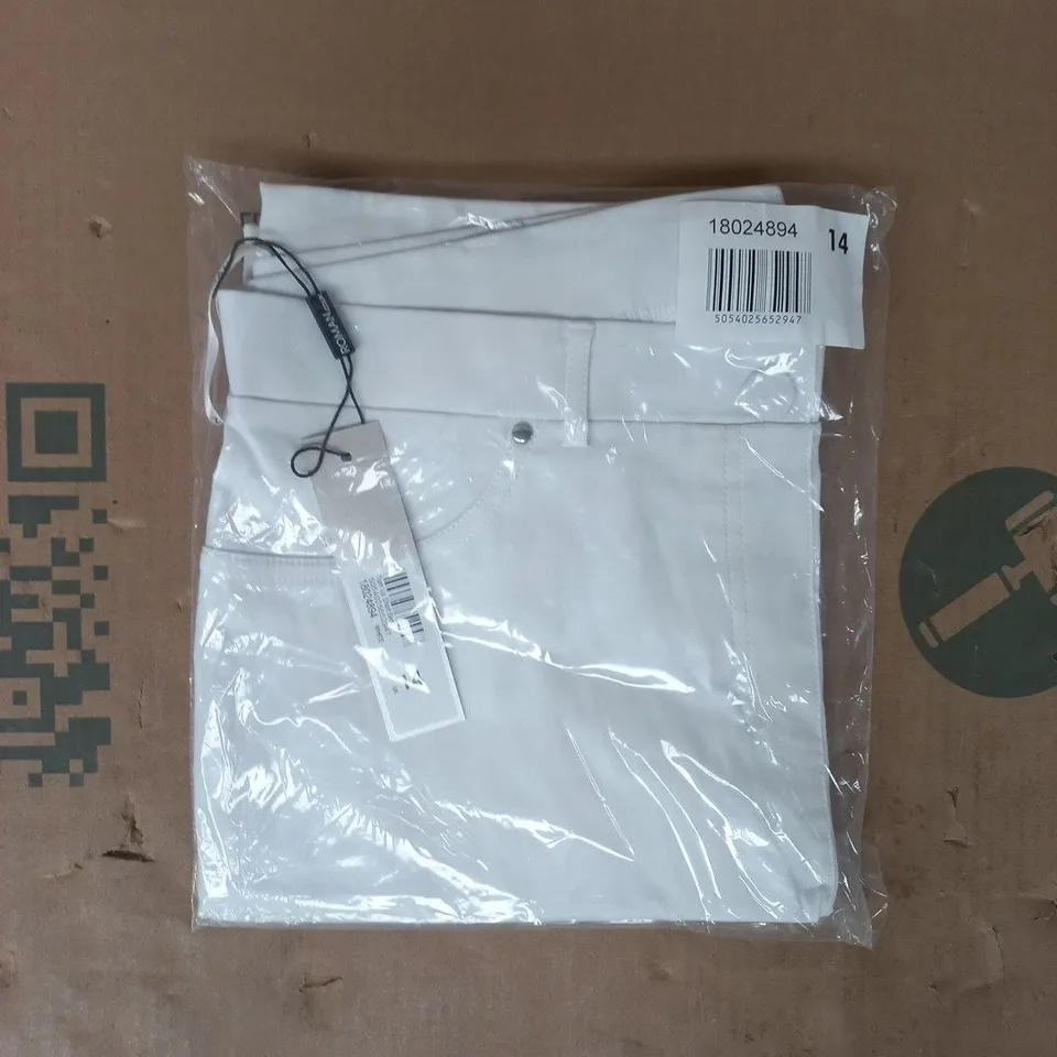BAGGED ROMAN TURN UP SHORTS IN WHITE SIZE 14