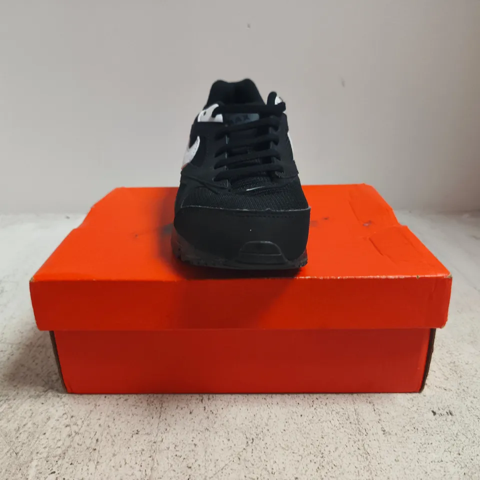 BOXED PAIR OF NIKE AIR MAX INVIGOR TRAINERS IN BLACK/WHITE SIZE UK 1