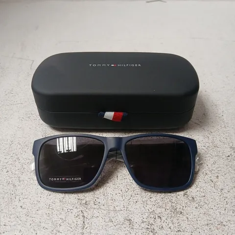 TOMMY HILFIGER SUNGLASSES WITH CASE 