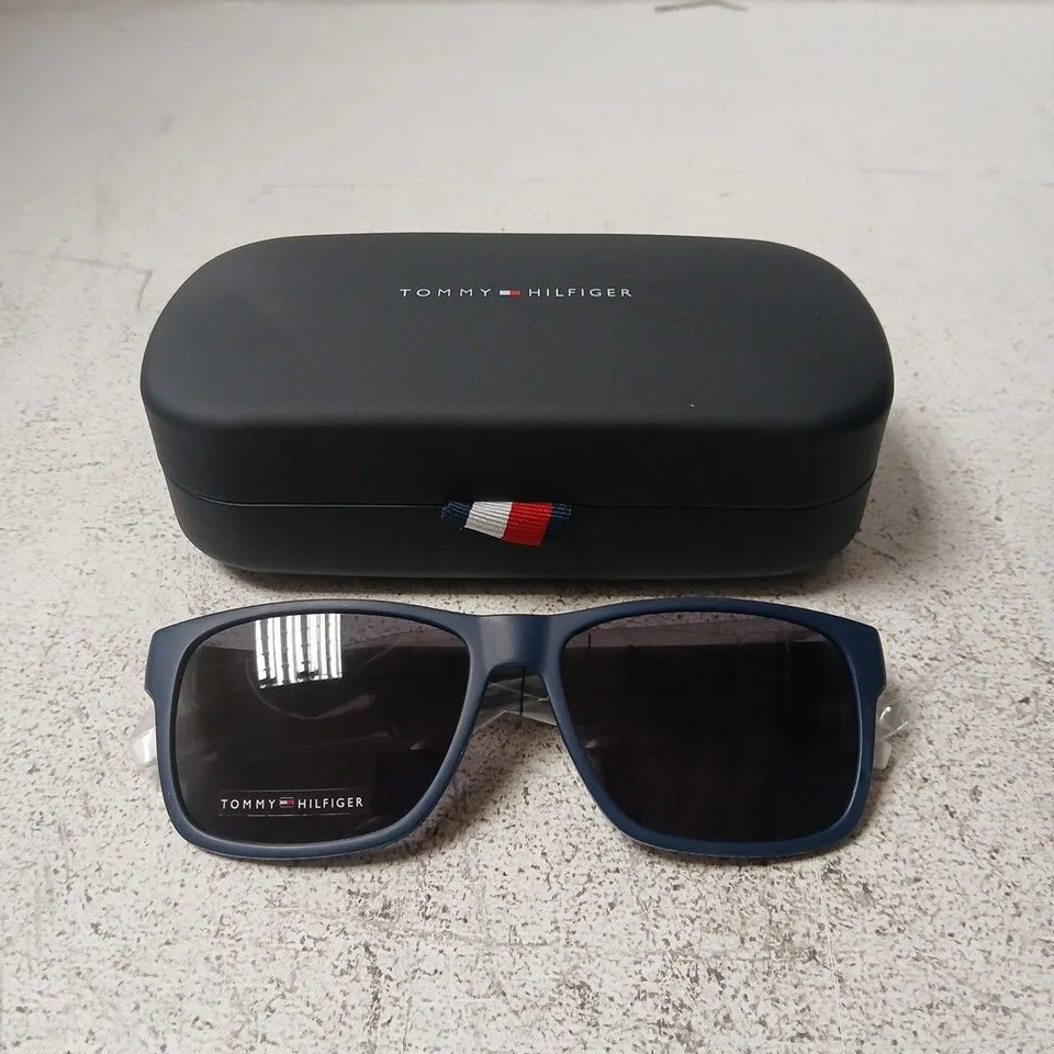 TOMMY HILFIGER SUNGLASSES WITH CASE 
