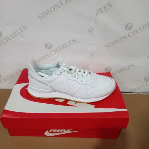 BOXED PAIR OF NIKE WHITE TRAINERS SIZE5