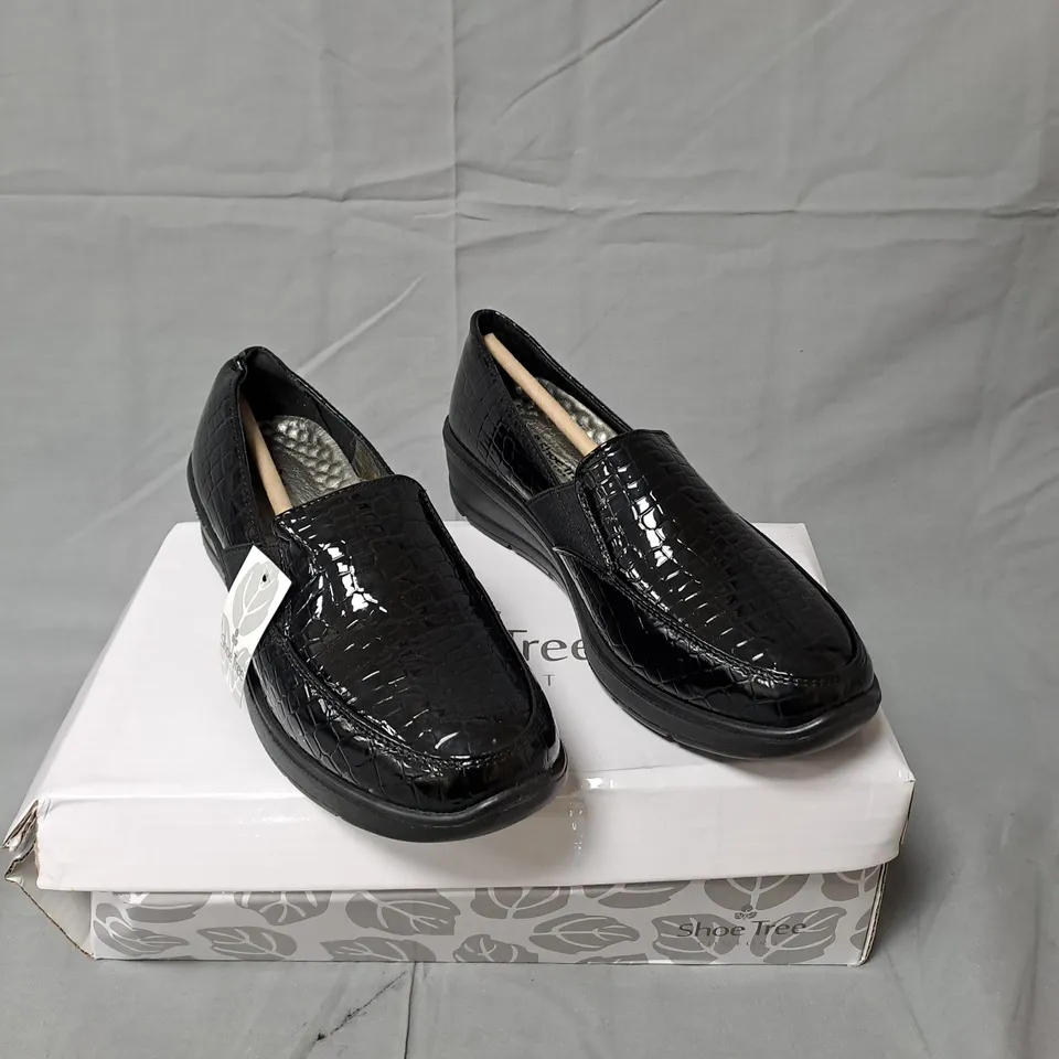 SHOE TREE COMFORT LADIES SHOES - BLACK PATENT - SIZE 4