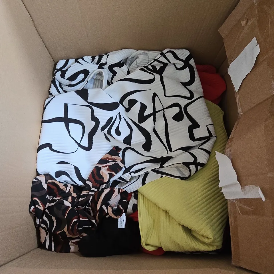 APPROXIMATELY 20 ASSORTED CLOTHING ITEMS IN VARIOUS STYLES, SIZES & COLOURS