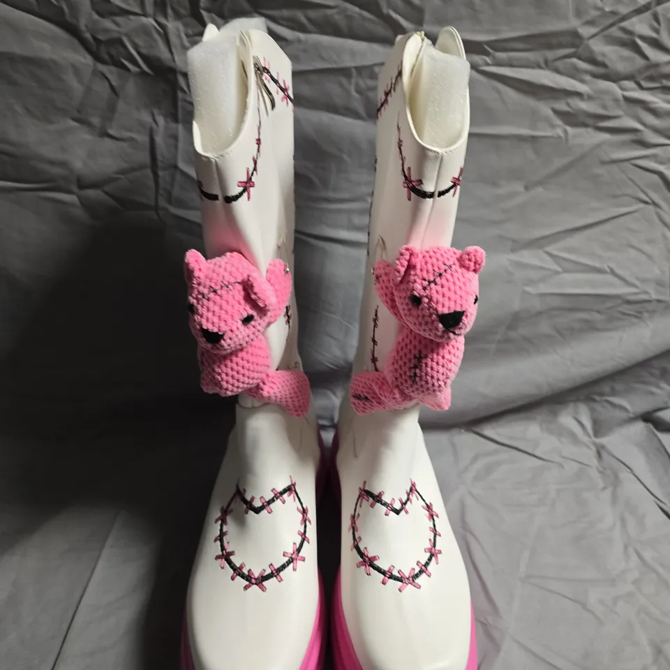 BOXED PAIR OF KOI FOOTWEAR TWISTED TEDDY LONG BOOTS - UK SIZE 8