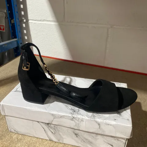BOXED PAIR OF BLACK OPEN TOE SHOES SIZE 42