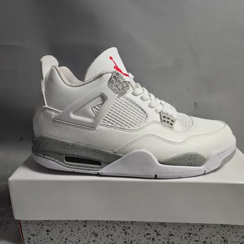 BOXED PAIR OF NIKE JORDAN RETRO 4 TRAINERS IN WHITE - UK 10
