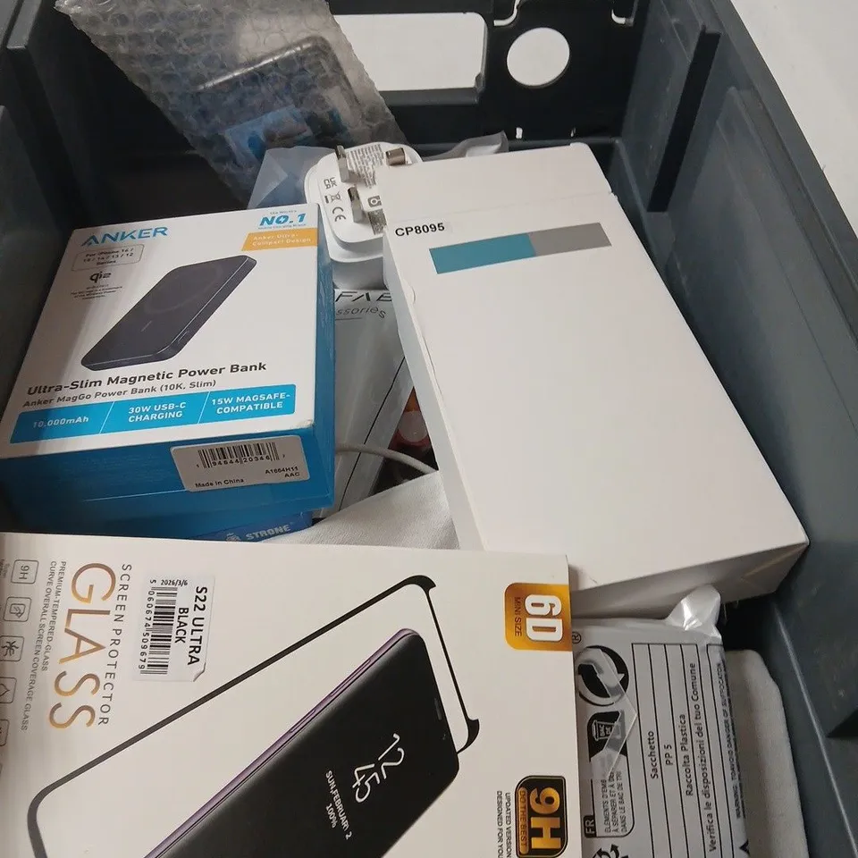APPROXIMATELY 20 ASSORTED ITEMS INCLUDING STRONE SCREEN PROTECTOR , ANKER POWER BANK AND 6D SCREEN GLASS PROTECTOR 