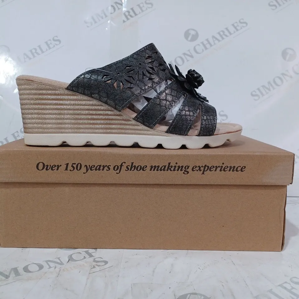 BOXED PAIR OF CUSHION-WALK OPEN TOE WEDGE SANDLANS IN PEWTER COLOUR SIZE 4
