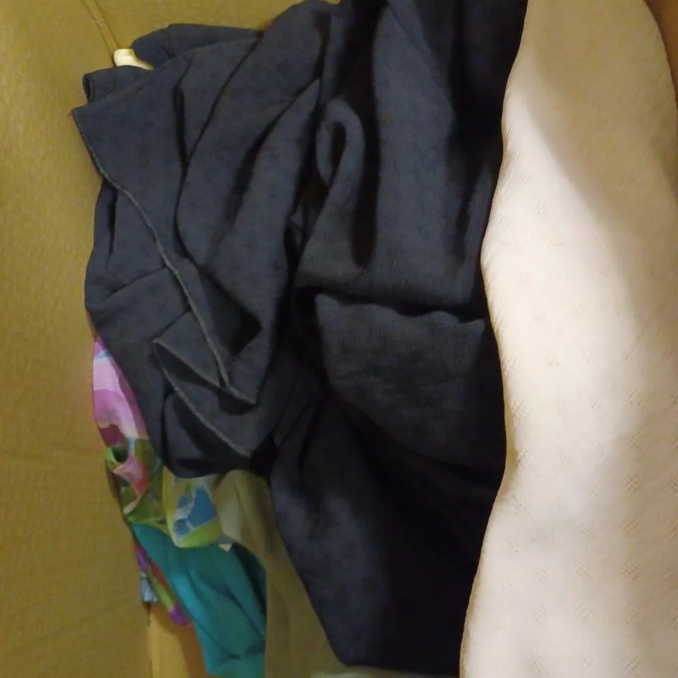 BOX OF APPROX 5 ASSORTED PAIRS OF MAISON DE NIMES TROUSERS IN VARIOUS SIZES AND COLOURS