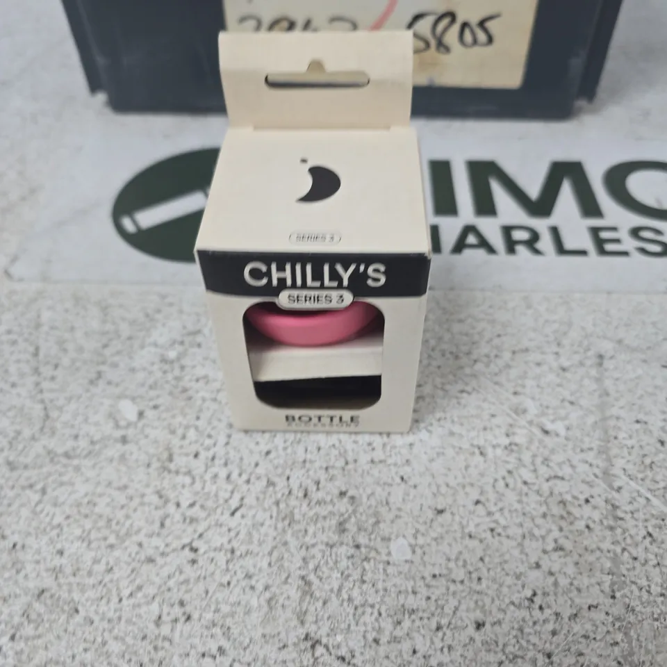 TOTE OF APPROXIMATELY 15 ASSORTED ITEMS TO INCLUDE: CHILLYS BOTTLE LID