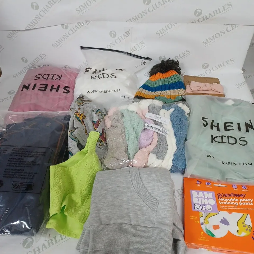 LOT OF ASSORTED KIDS CLOTHING ITEMS TO INCLUDE PYJAMAS, T-SHIRTS AND TROUSERS 