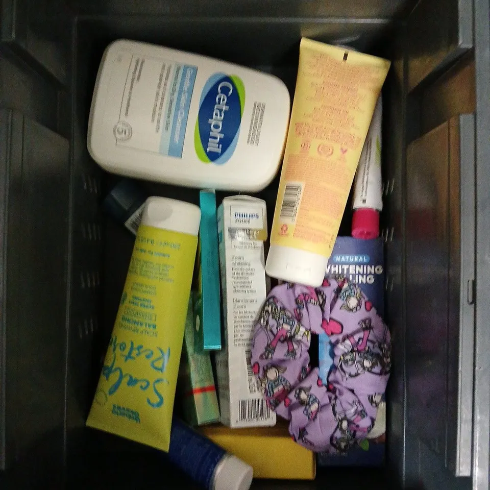 APPROXIMATELY 20 HEALTH AND BEAUTY PRODUCTS TO INCLUDE NUAGE HAYFEVER WIPES, DOVE BODY LOTION AND COLGATE MOUTHWASH