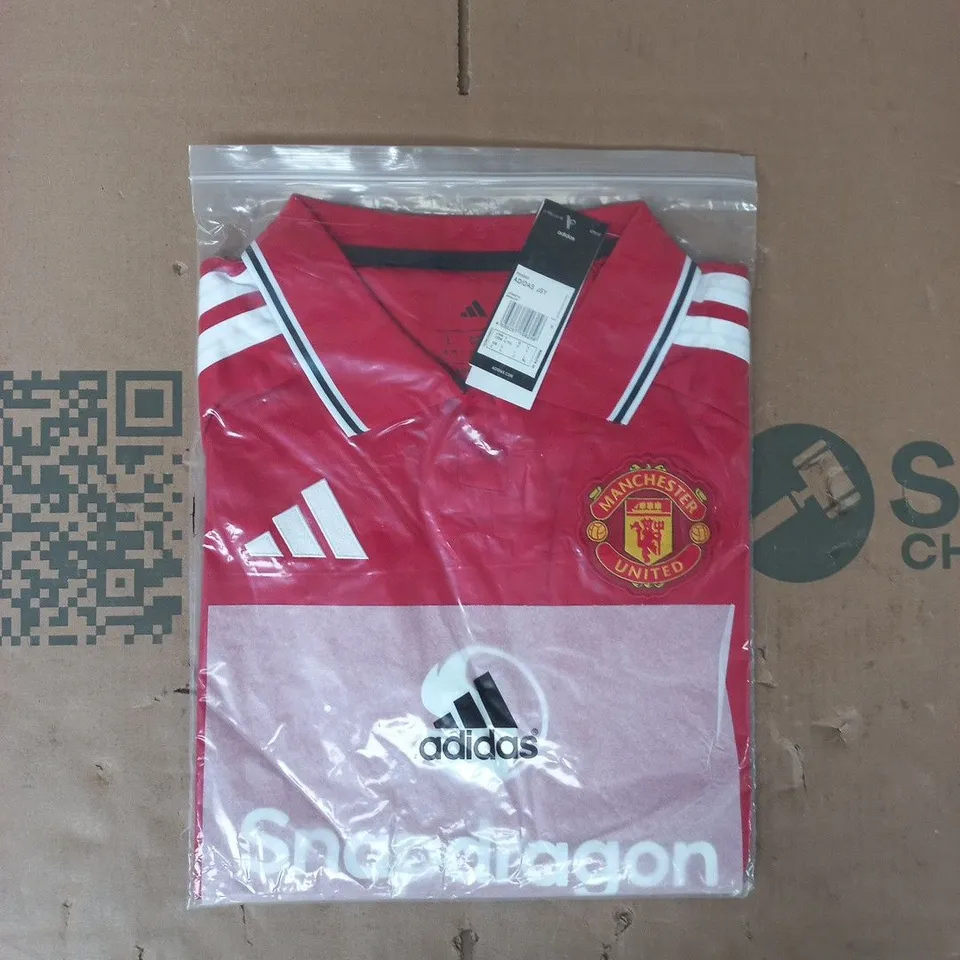 BAGGED ADIDAS MANCHESTER UNITED FOOTBALL JERSEY IN RED SIZE LARGE