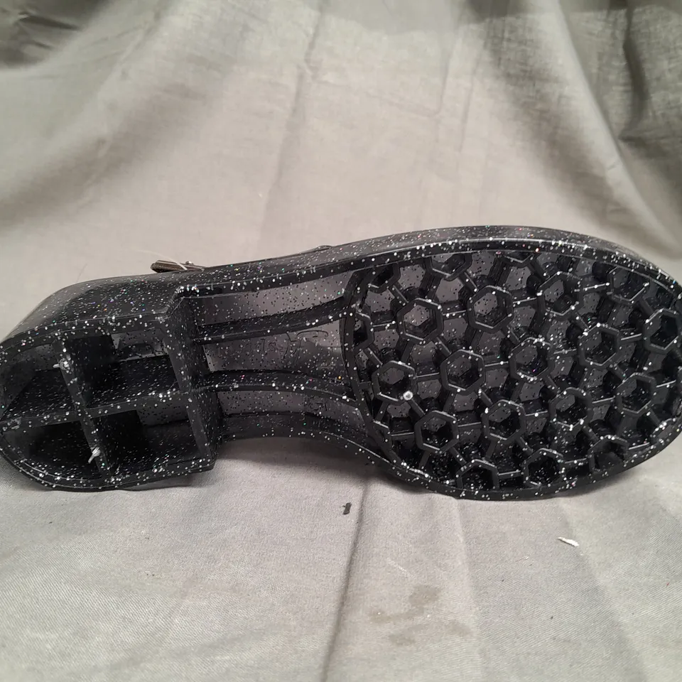 BOX OF APPROX 20 ASPIRE GREY GLITTER HEELED SANDALS IN VARIOUS SIZES