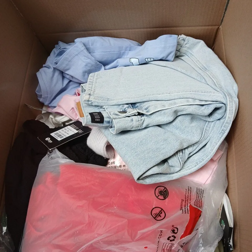 LARGE BOX OF APPROXIMATELY 20 ASSORTED CLOTHING ITEMS IN VARIOUS SIZES, STYLES AND COLOUR 