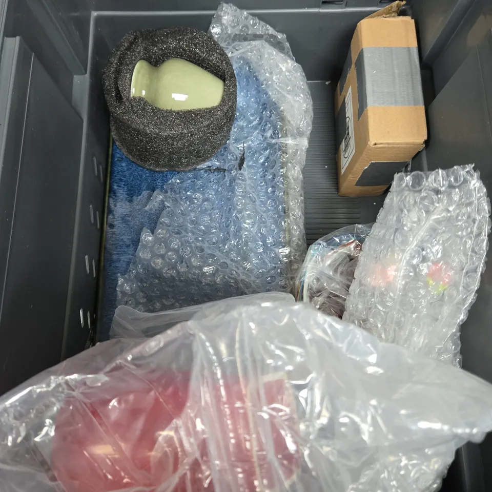 TOTE OF APPROXIMATELY 10 HOUSEHOLD ITEMS TO INCLUDE FRAMED PICTURE, MUGS AND PLATES