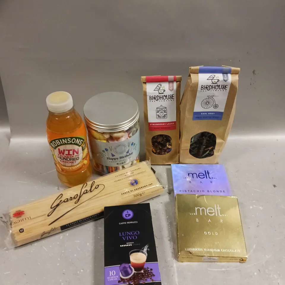 APPROXIMATELY 20 ASSORTED FOOD/DRINK PRODUCTS TO INCLUDE BIRDHOUSE TEA, BIRTHDAY SWEETS SELECTION, CAFFE PERRUCCI PODS ETC 