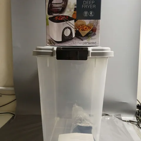 LOT OF 2 HOUSEHOLD ITEMS TO INCLUDE KITCHEN PERFECT 1L DEEP FRYER IN WHITE AND LARGE FOOD STORAGE CONTAINER WITH WHEELS AND SCOOP.
