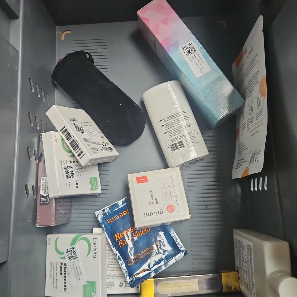 APPROXIMATELY 20 ASSORTED HEALTH & BEAUTY PRODUCTS TO INCLUDE - THE INKEY LIST COLLAGEN PEPTIDE SERUM - VASELINE LIP THERAPY - NIVEA EYE MAKE UP REMOVER - ETC