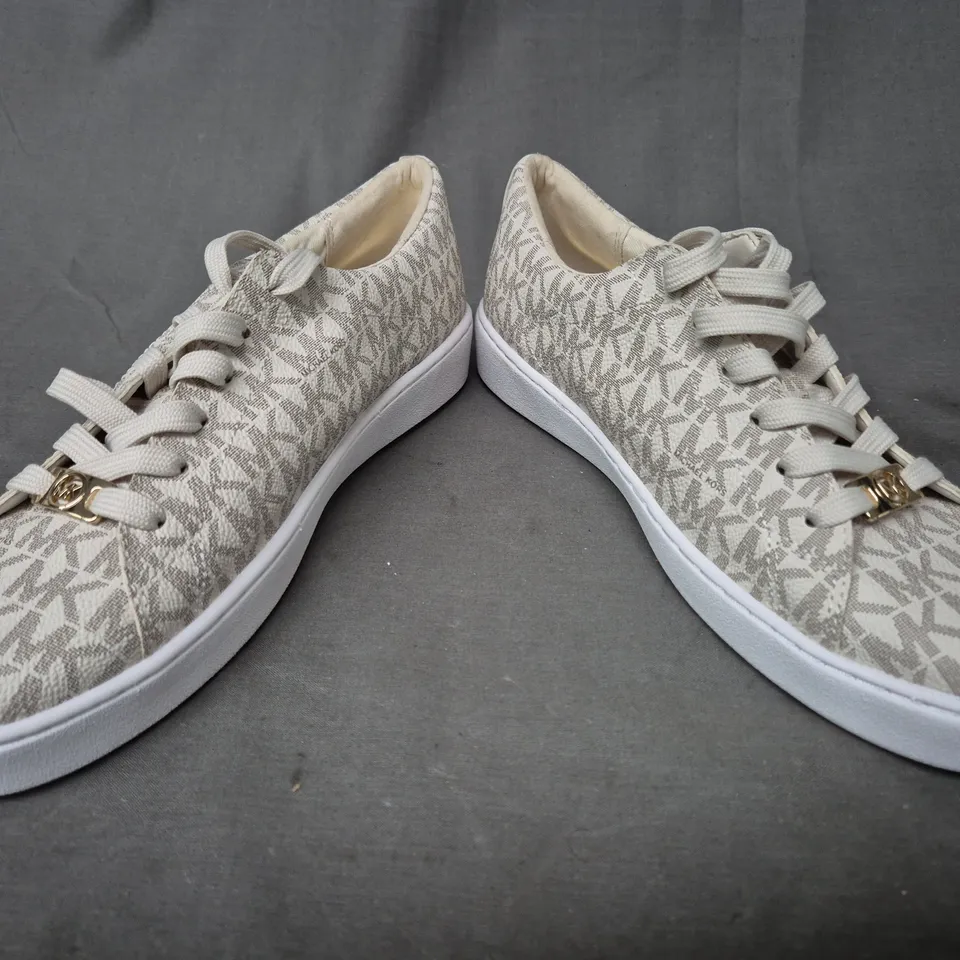 BOXED PAIR OF MICHAEL KORS SHOES IN BEIGE SIZE UNSPECIFIED