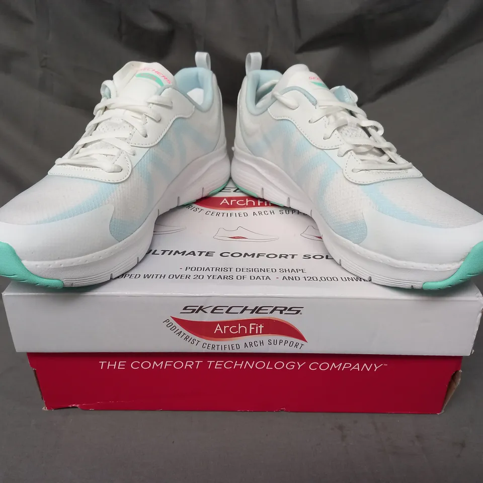 BOXED PAIR OF SKECHERS ARCH FIT TRAINERS IN WHITE/BLUE SIZE 8