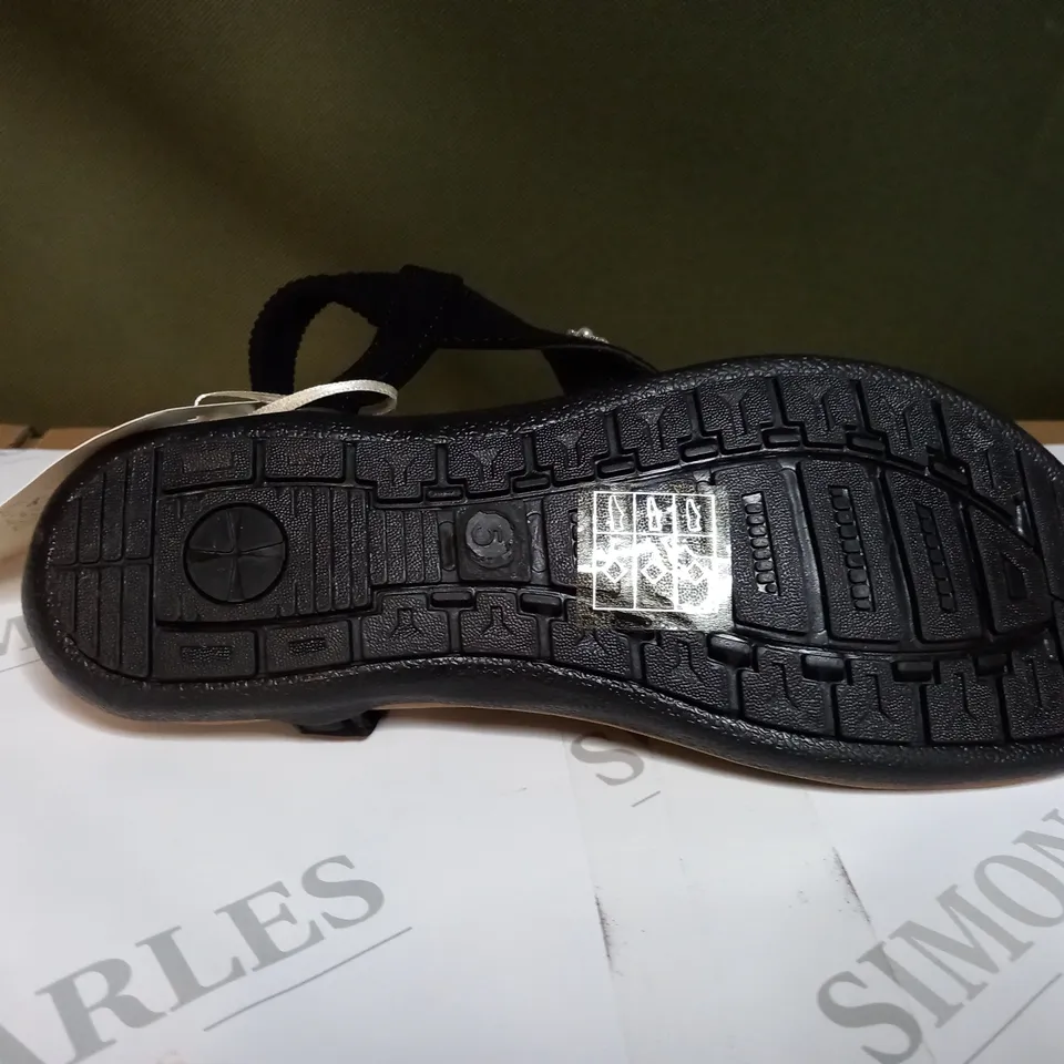 KASARA FAUX PEARL DETAIL THONG SANDAL - SIZE 5