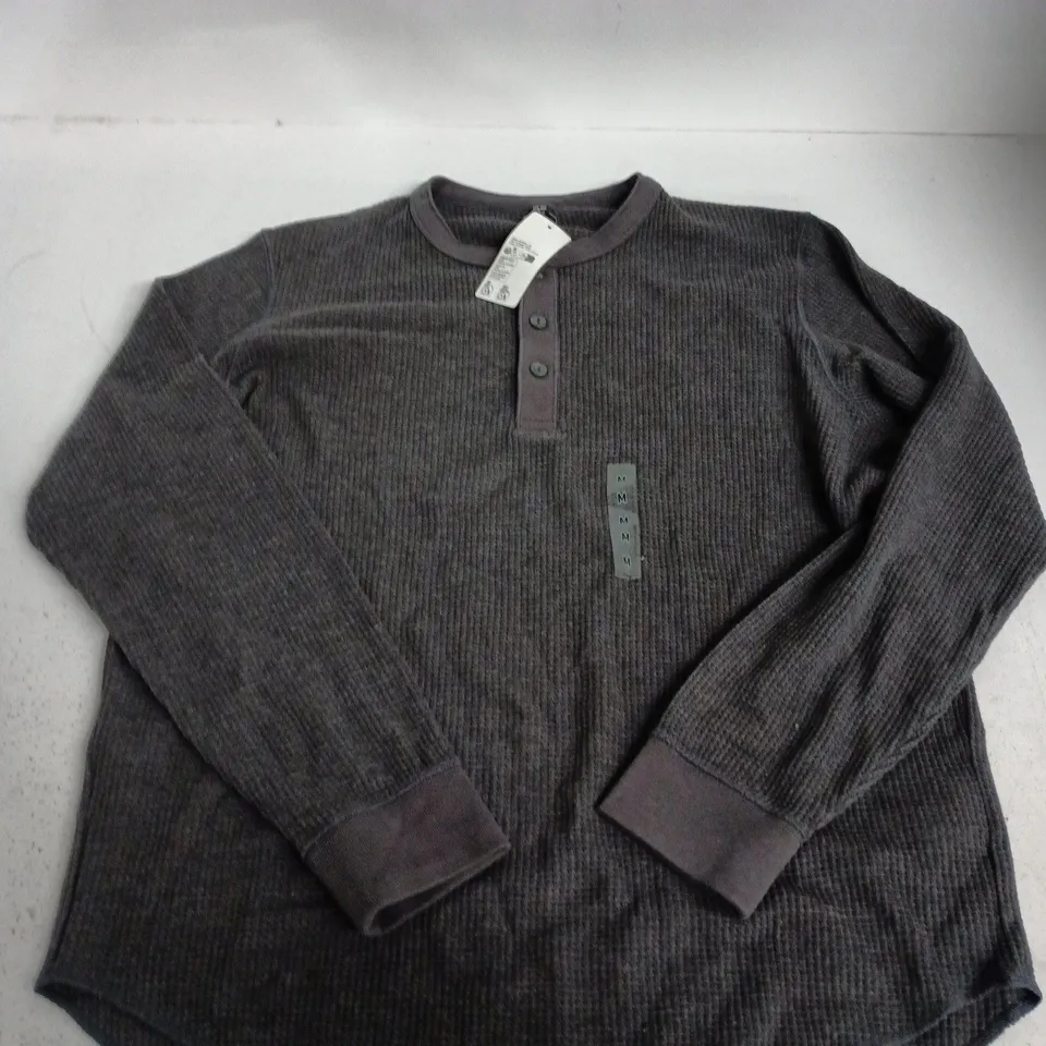 UNIQLO WAFFLE HENLEY NECK T-SHIRT IN DARK GREY - MEDIUM
