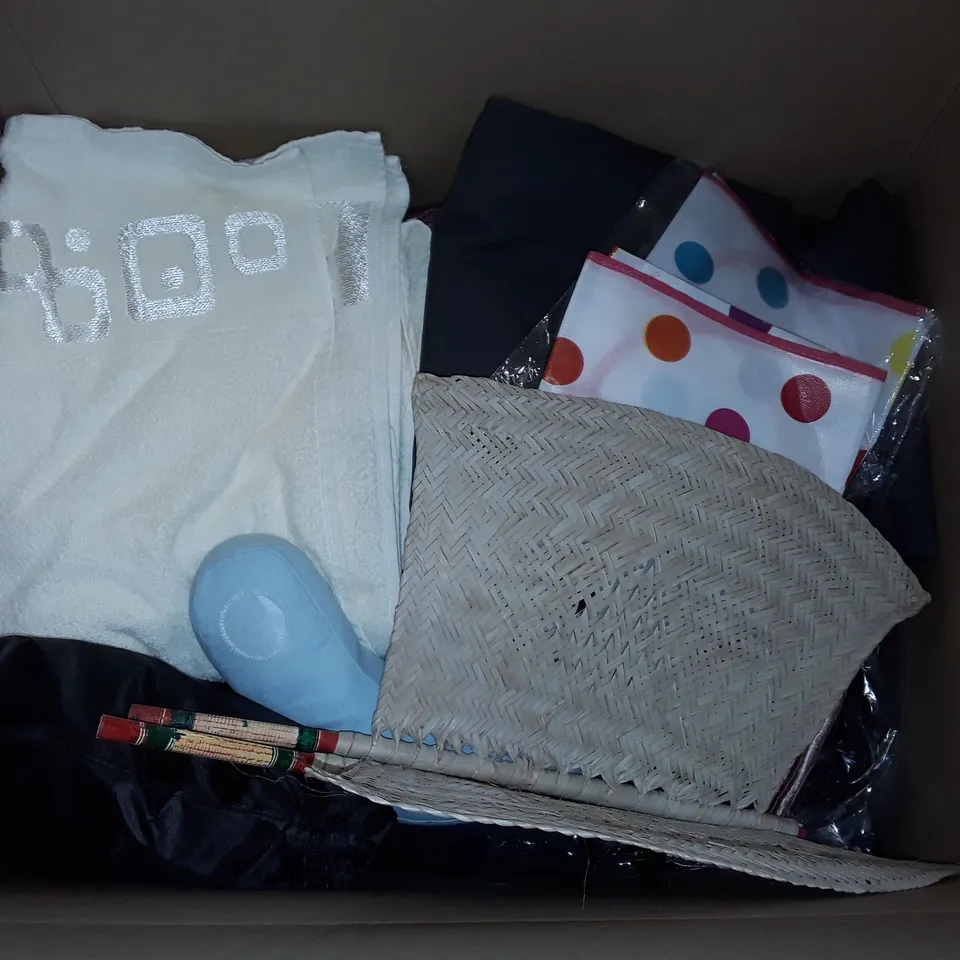 LARGE QUANTITY OF ASSORTED HOME FABRIC ITEMS TO INCLUDE DOUBLE MATTRESS BAG, WATERPROOF BACKPACK AND CREAM TOWELS