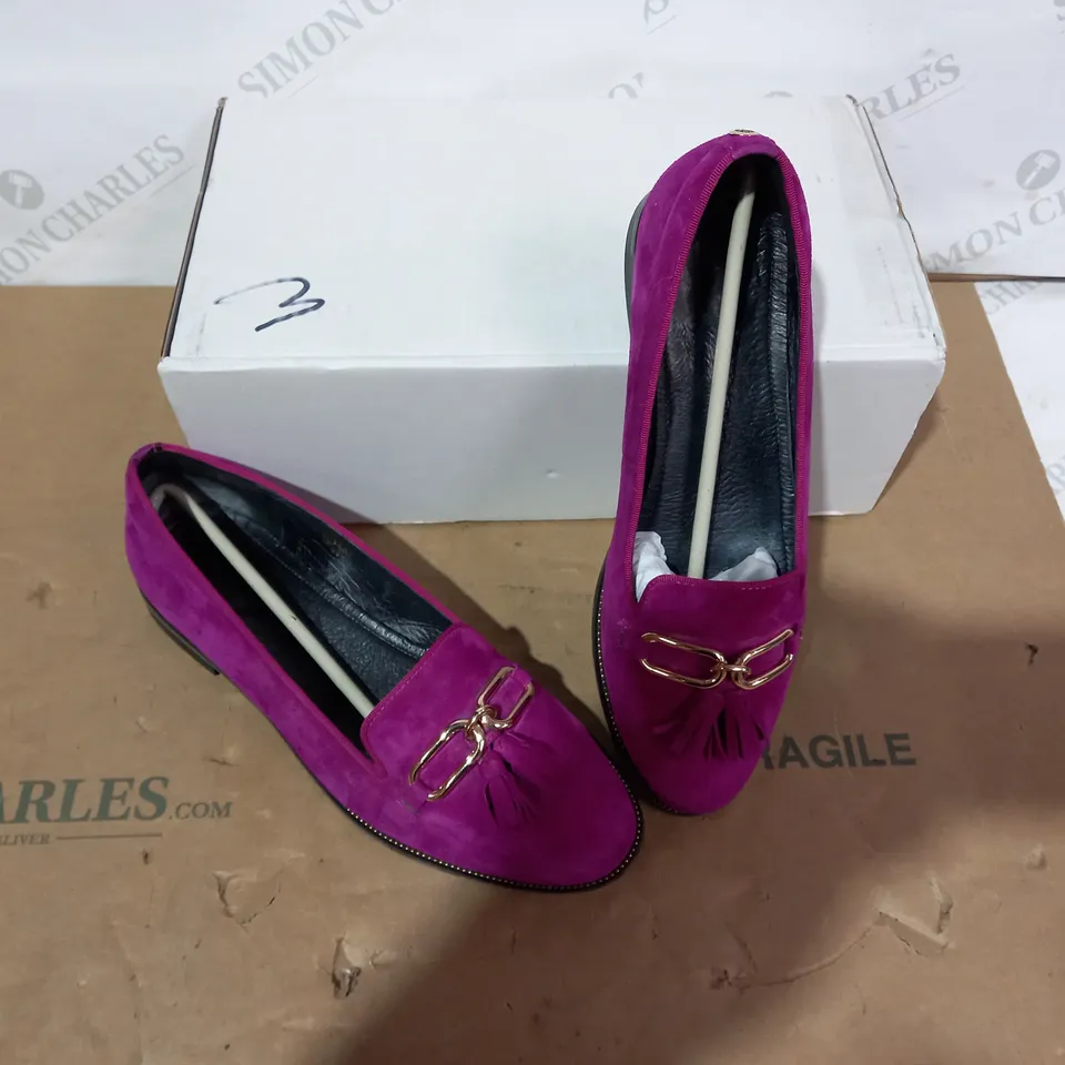 BOXED PAIR OF MODA IN PELLE SHOES - SIZE 41