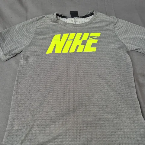 BOYS NIKE GRAPHIC TEE - SIZE LARGE - KIDS