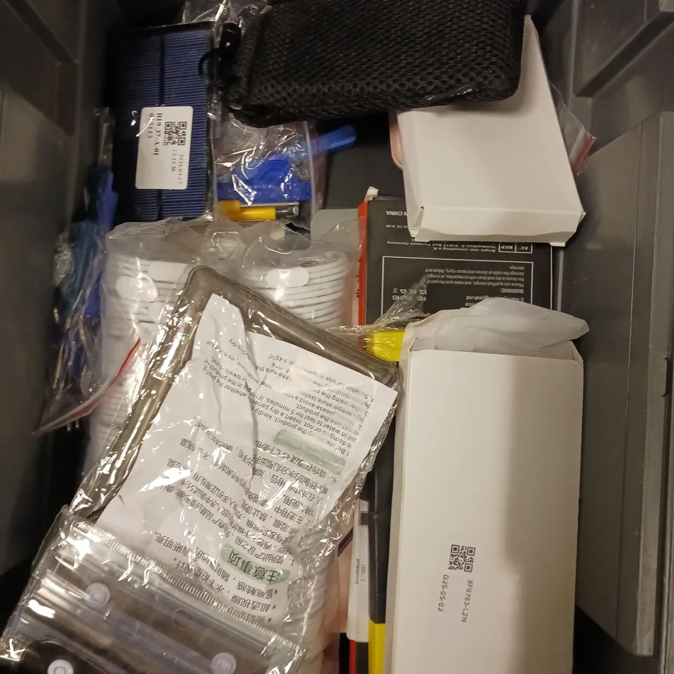 APPROXIMATELY 20 ASSORTED SMARTPHONE/TABLET ACCESSORIES TO INCLUDE CHARGING CABLES, POWERBANKS, PROTECTIVE CASES ETC 