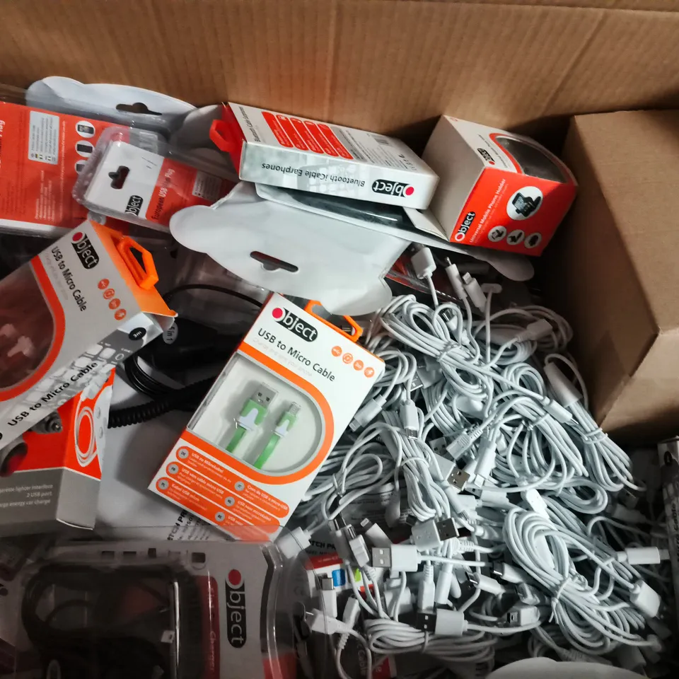 BOX OF APPROXIMATELY 50 ASSORTED HOUSEHOLD ITEMS TO INCLUDE USB TO MICRO CABLE, SOLAR MOTION SENSOR LIGHT, 5-IN-1 CAR CHARGER, ETC