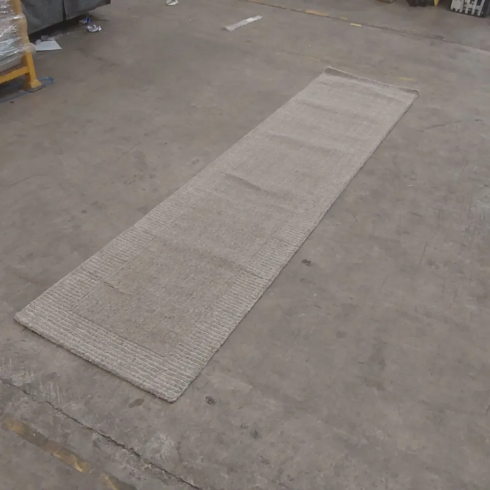 QUALITY DESIGNER AREA RUG - APPROXIMATELY 295 x 70cm