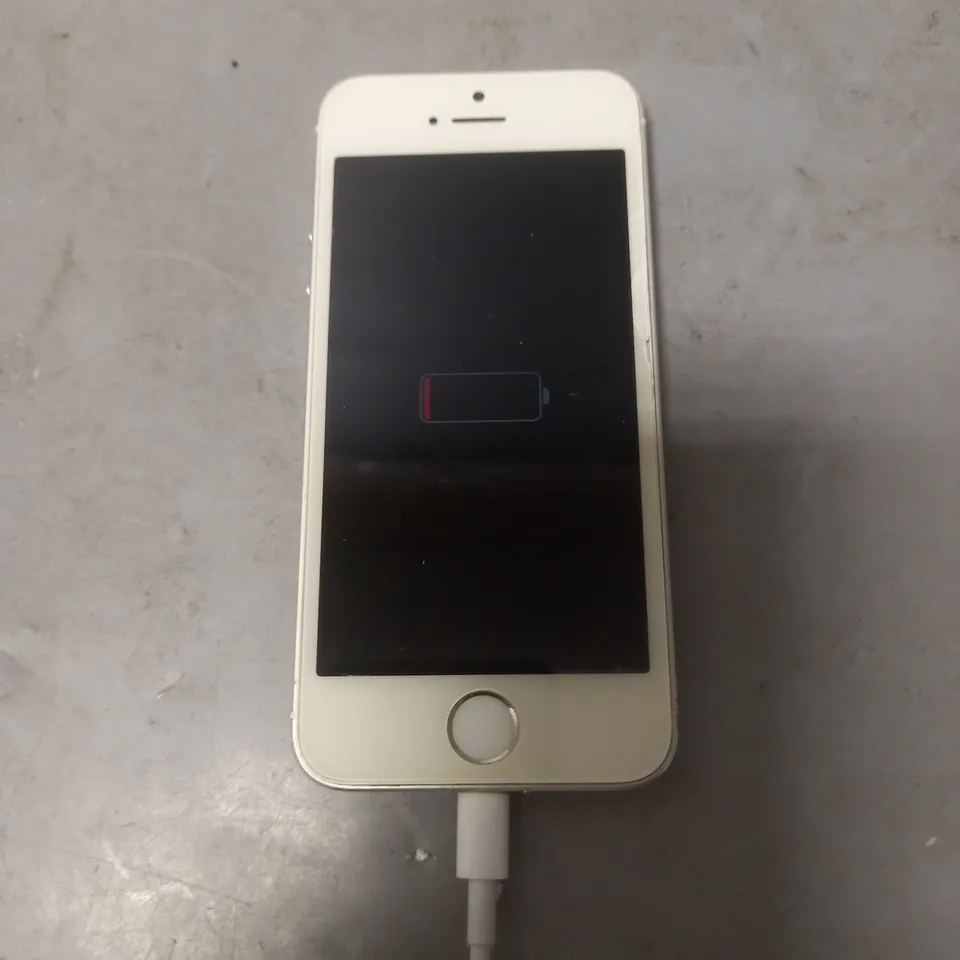 APPLE IPHONE 5S IN WHITE/SILVER