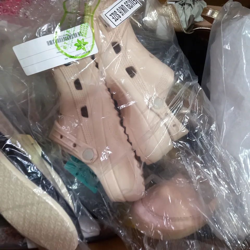 BOX OF APPROXIMATELY 20 ASSORTED PAIRS OF SHOES IN VARIOUS STYLES AND SIZES TO INCLUDE TOMS, MOUNTAIN WAREHOUSE, HELL FOR LEATHER, ETC