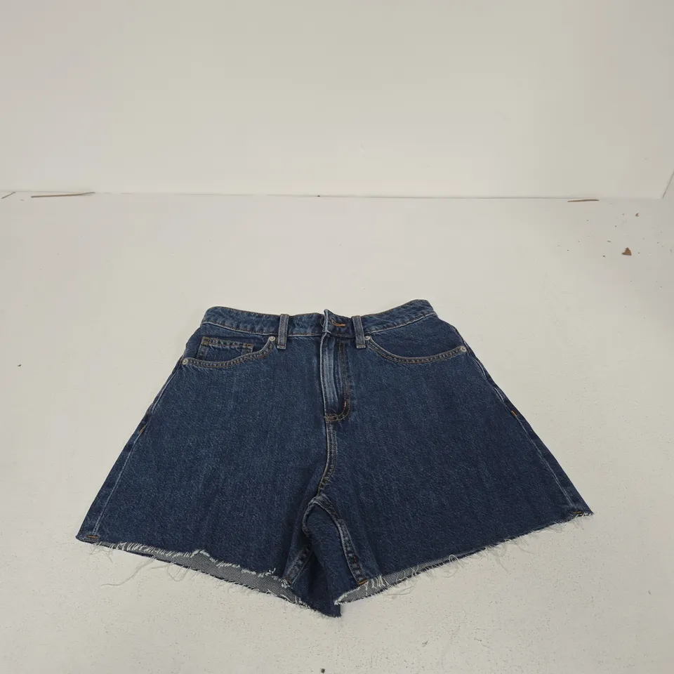 BOX OF APPROXIMATELY 15 ASSORTED CLOTHING ITEMS TO INCLUDE: JEAN SHORTS 