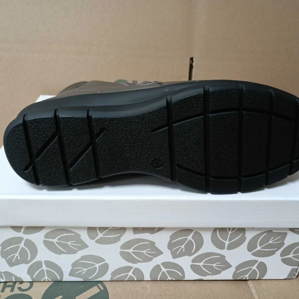 BOXED PAIR OF SHOE TREE ZENA PEWTER ANKLE BOOTS – UK SIZE 5