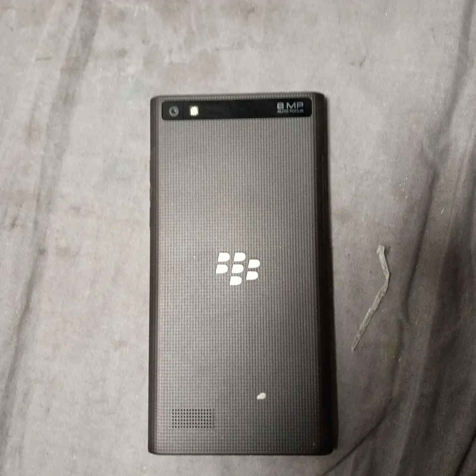 BLACKBERRY LEAP SMARTPHONE – BOXED WITH CHARGER