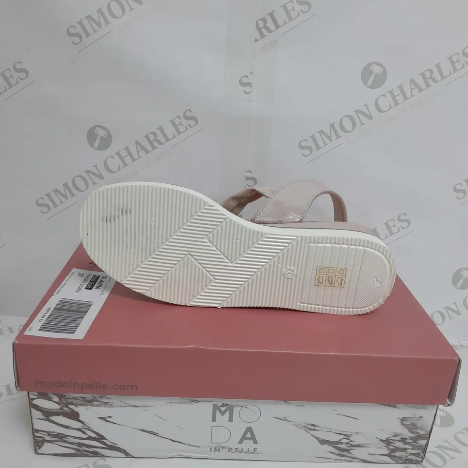 PAIR OF MODA IN PELLE OLANNA SANDALS IN ROSE GOLD METALLIC SIZE 4