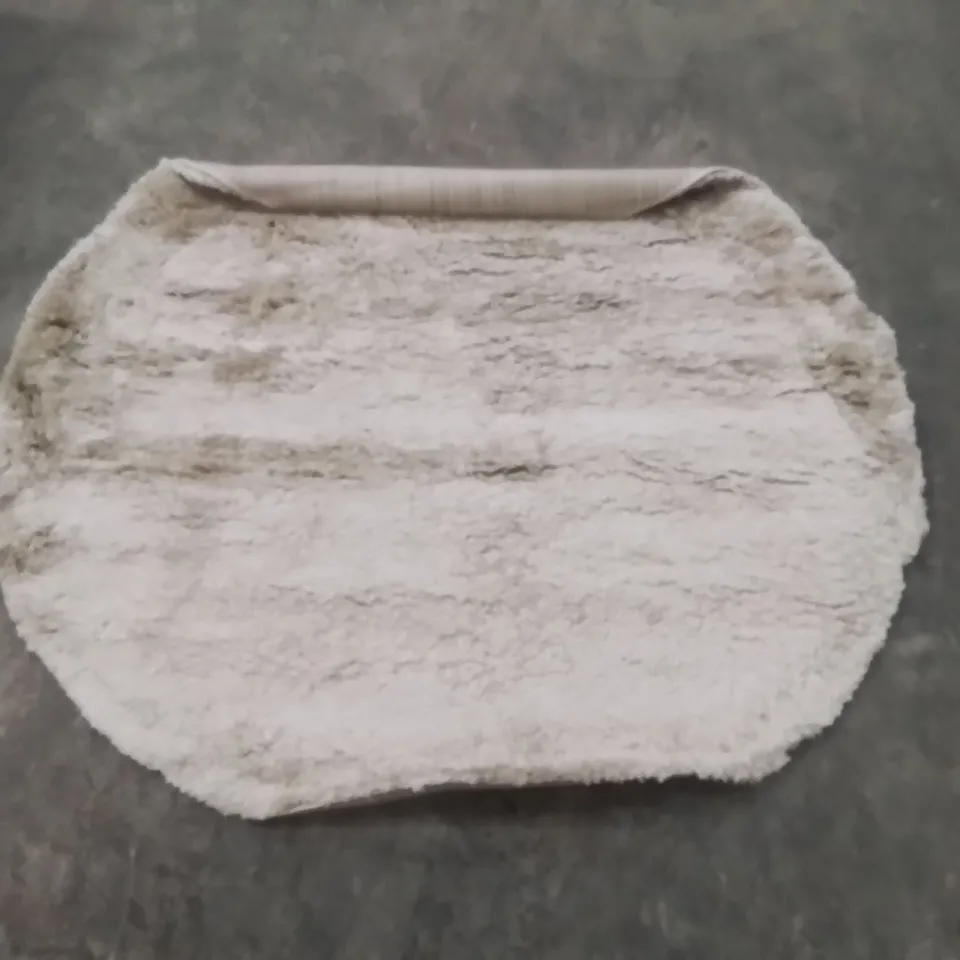 QUALITY DESIGNER AREA RUG - APPROXIMATELY 130X130CM