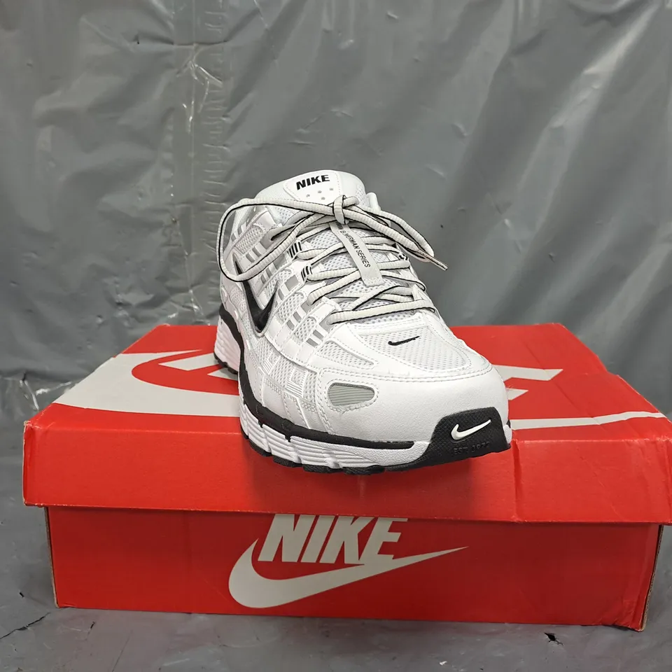 BOXED PAIR OF NIKE P-6000 SHOES IN WHITE/GREY/BLACK SIZE UK 10