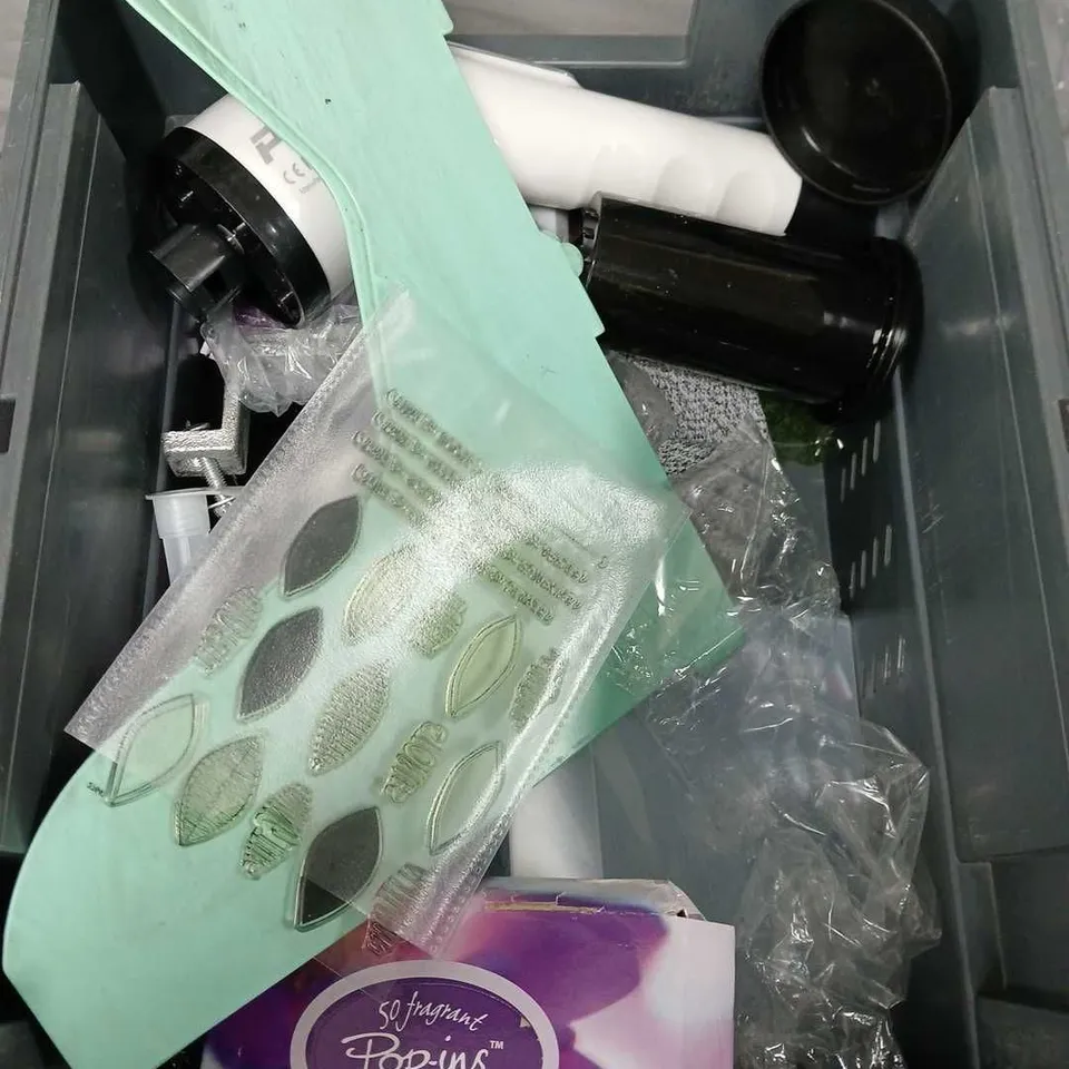 APPROXIMATELY 15 ASSORTED HOUSEHOLD ITEMS TO INCLUDE UTILITY TONGUE, BIRTHDAY CARDS, EAR PLUGS ETC 