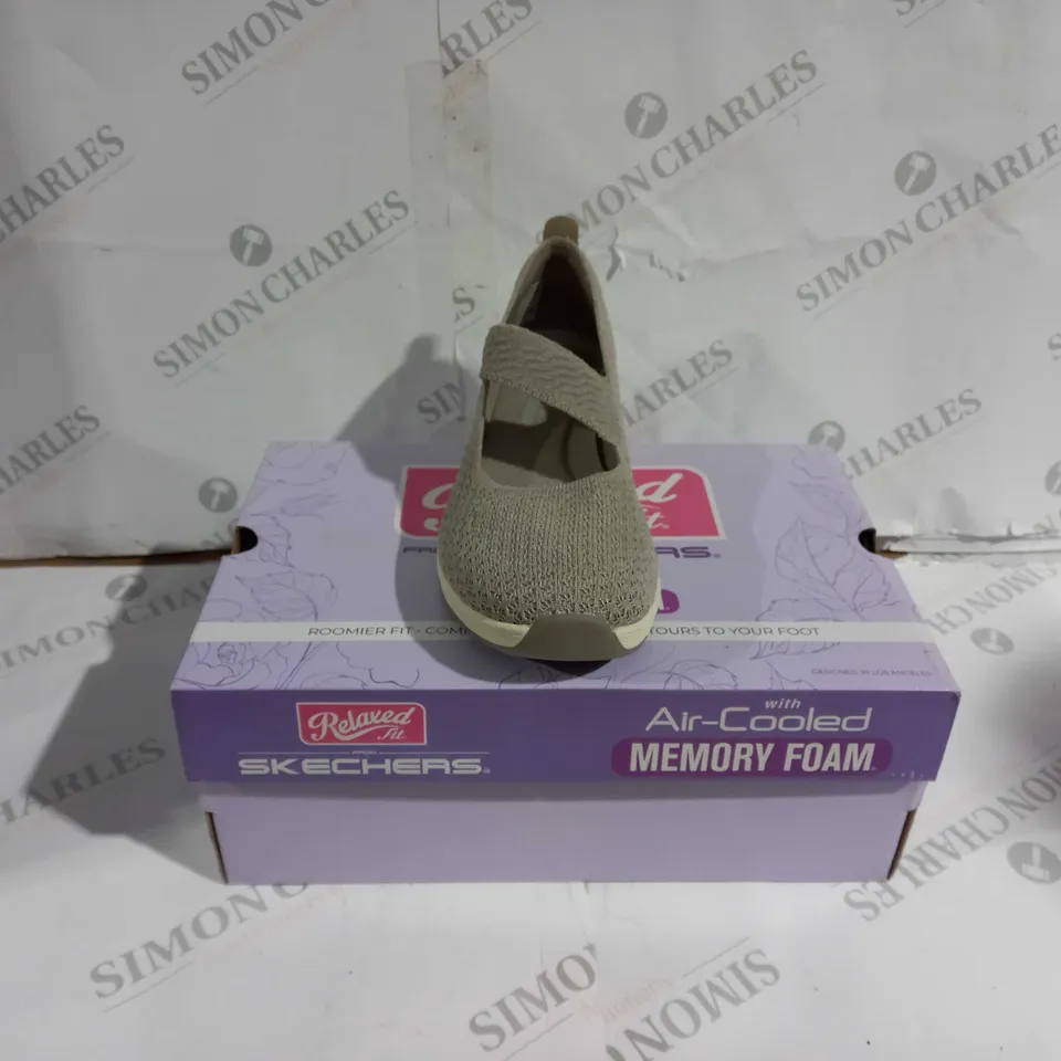 BOXED PAIR OF SKECHERS RELAXED FIT SHOES UK SIZE 6 GREY