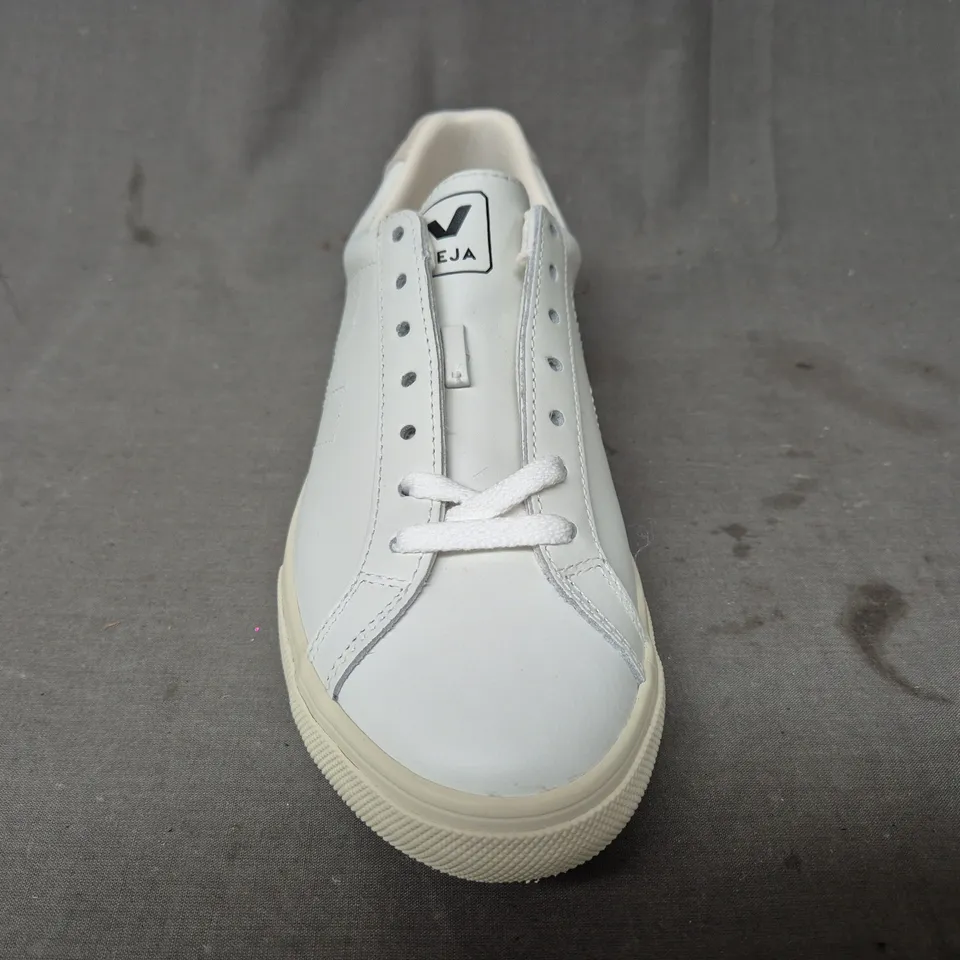 BOXED PAIR OF VEJA ESPLAR SHOES IN WHITE UK SIZE 5